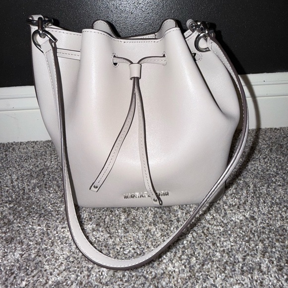 Michael Kors gray drawstring bucket bag with shoulder strap - Picture 1 of 12